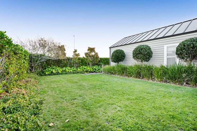 Photo of property in 1 Gleneagles Way, Waiwhakaiho, New Plymouth, 4312