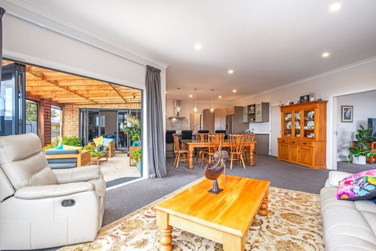 Photo of property in 8 Crabapple Close, Milson, Palmerston North, 4414