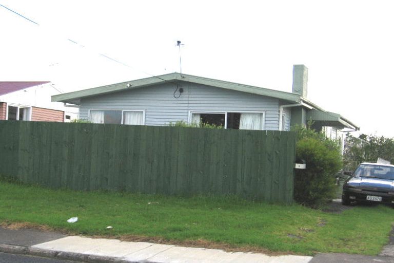 Photo of property in 8 Hikurangi Street, Te Atatu Peninsula, Auckland, 0610