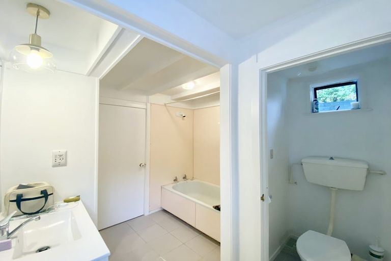 Photo of property in 1/47 Valley View Road, Glenfield, Auckland, 0629