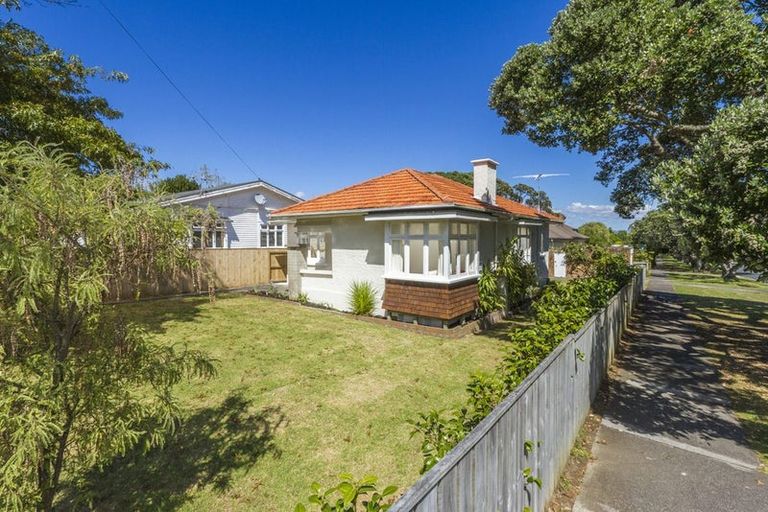 Photo of property in 147 Vauxhall Road, Narrow Neck, Auckland, 0624