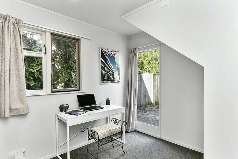 Photo of property in 20 Lincoln Avenue, Tawa, Wellington, 5028