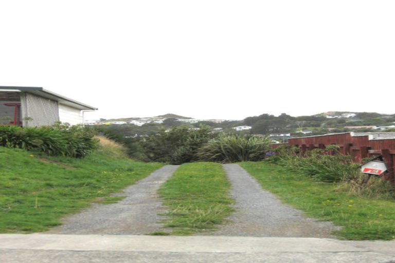 Photo of property in 15 Evesham Place, Newlands, Wellington, 6037