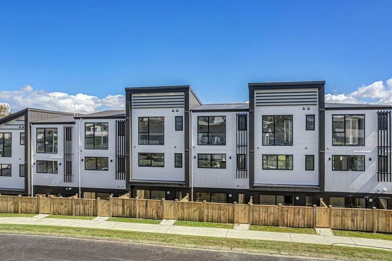 Photo of property in 27 Carole Crescent, Pakuranga, Auckland, 2010