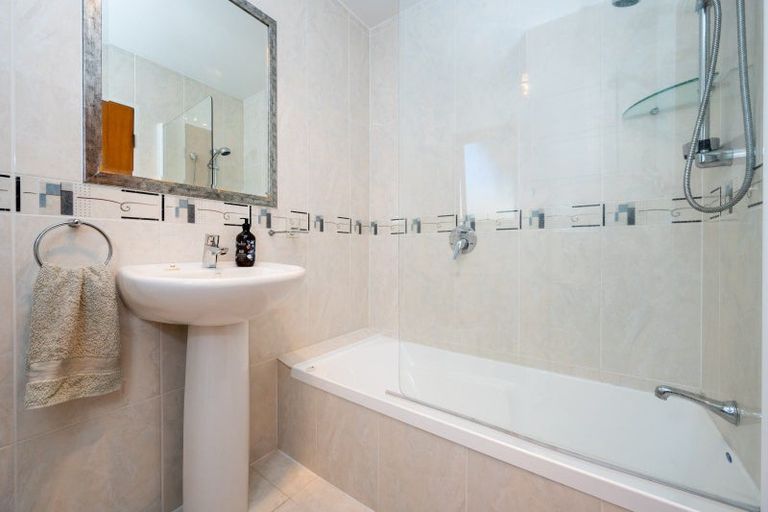 Photo of property in 33 Enfield Road, Hospital Hill, Napier, 4110