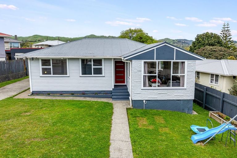 Photo of property in 100 Castor Crescent, Cannons Creek, Porirua, 5024