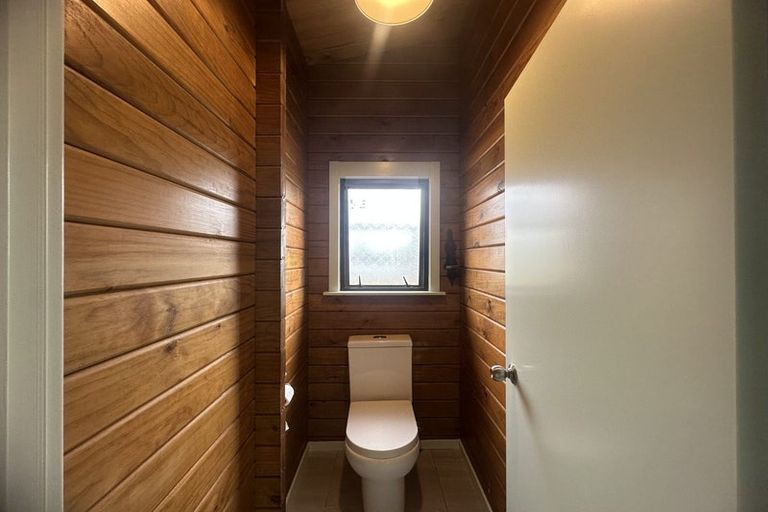 Photo of property in 137 Simpson Road, Henderson Valley, Auckland, 0614