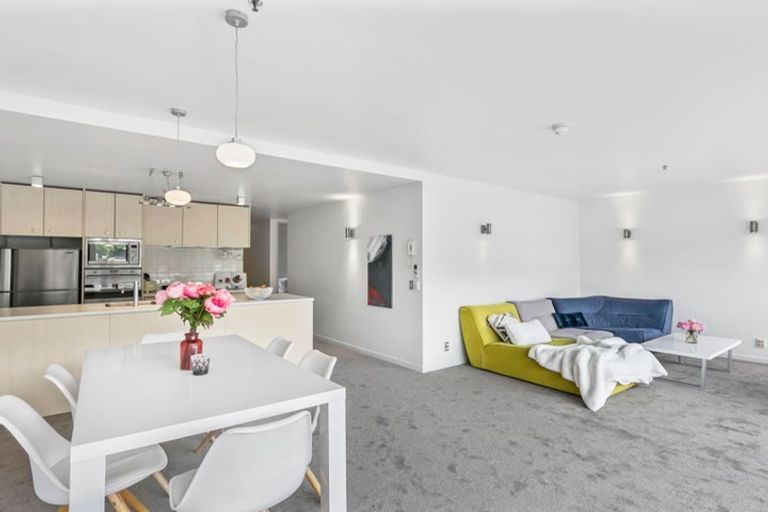 Photo of property in Montreaux Apartments, 2a/164 The Terrace, Wellington Central, Wellington, 6011