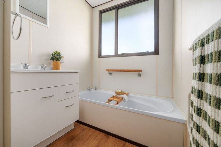 Photo of property in 38 Garland Drive, St Andrews, Hamilton, 3200