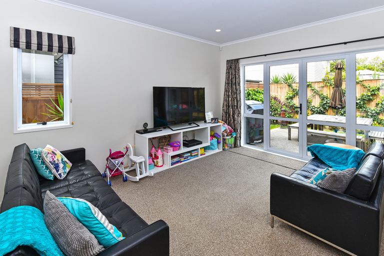 Photo of property in 6 Cornwall Place, Karaka, Papakura, 2113