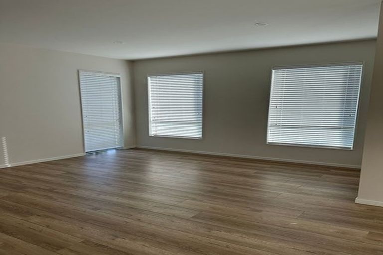 Photo of property in 77 Granville Drive, Massey, Auckland, 0614