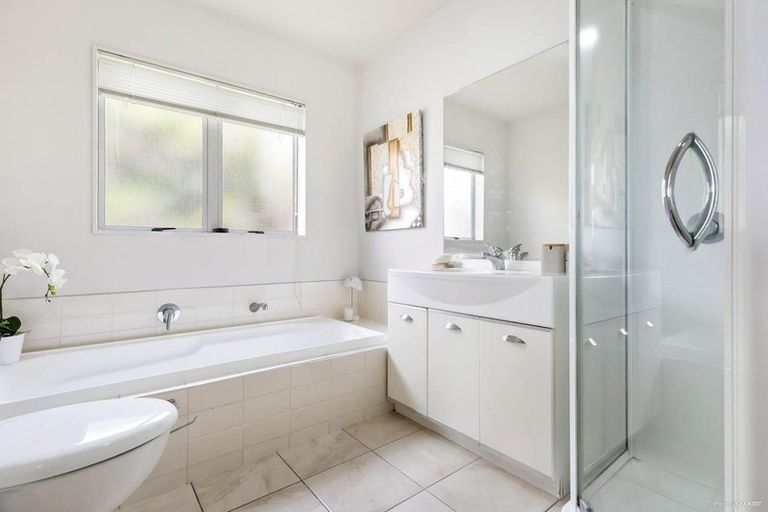 Photo of property in 190 Sunnynook Road, Totara Vale, Auckland, 0627