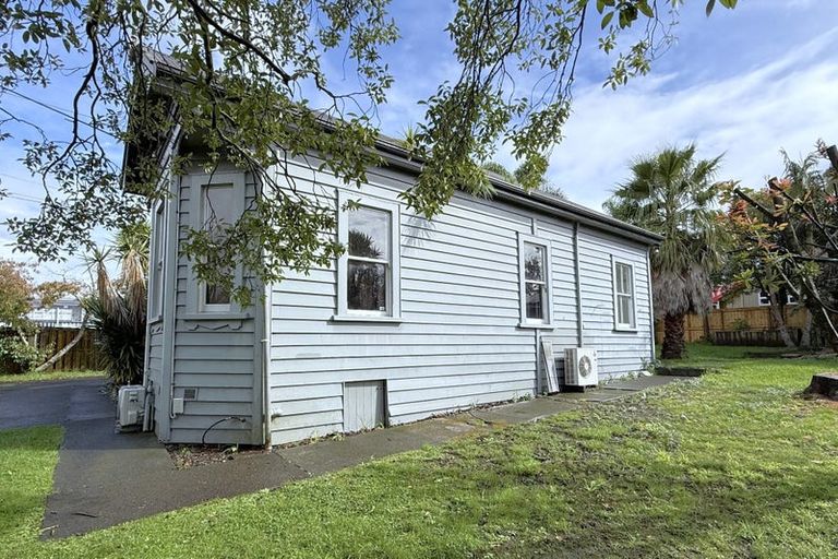 Photo of property in 44 Lynwood Road, New Lynn, Auckland, 0600