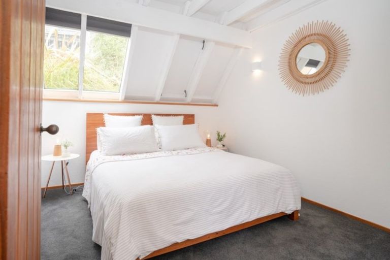 Photo of property in 6 Nakora Road, Karaka Bays, Wellington, 6022