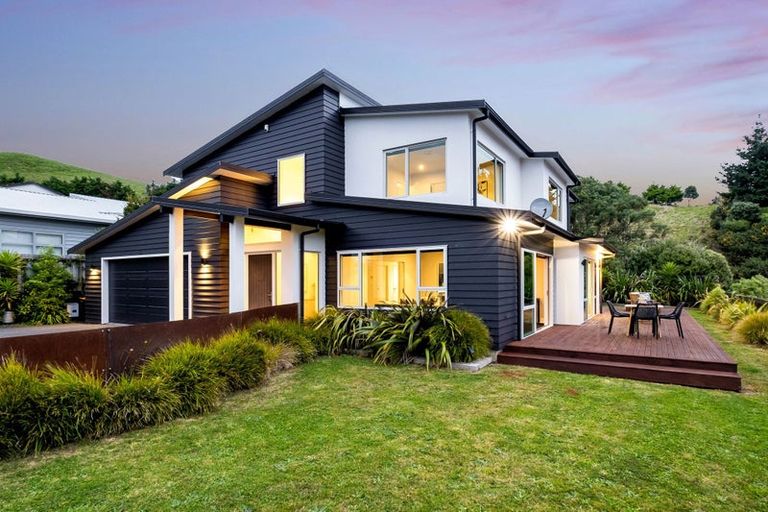 Photo of property in 26 Kilkelly Close, Tawa, Wellington, 5028