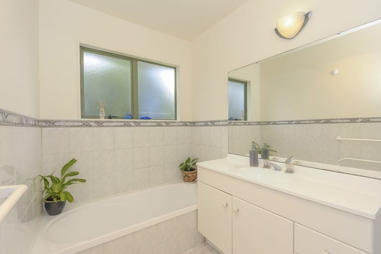 Photo of property in 6 Lanham Lane, Massey, Auckland, 0614