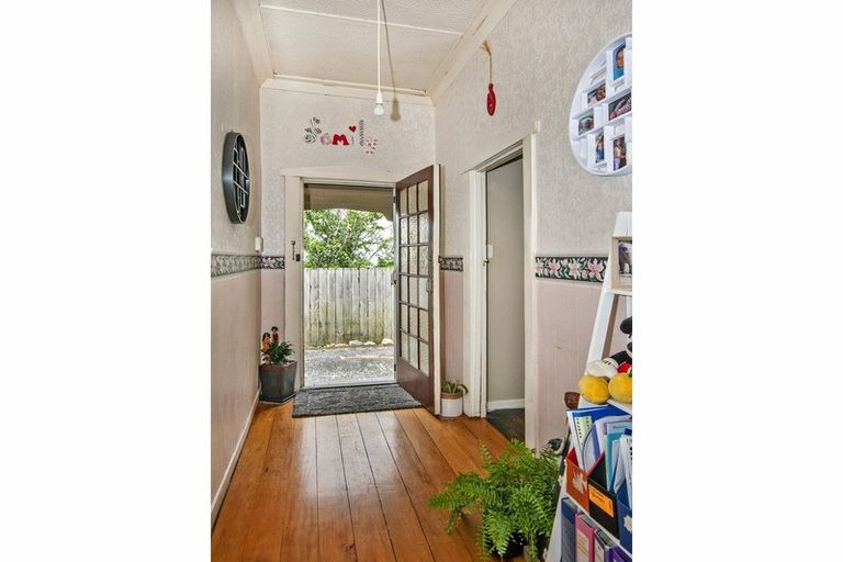 Photo of property in 8 Shortland Street, Regent, Whangarei, 0112