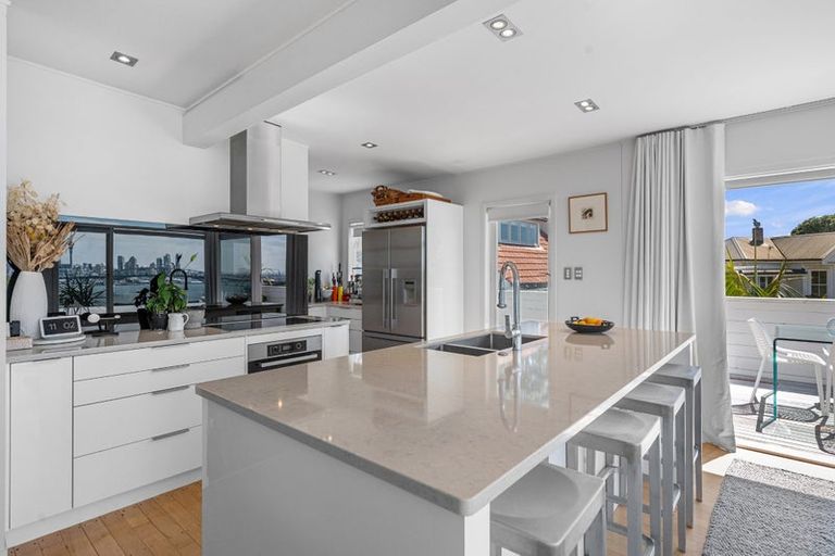 Photo of property in 24 Bridge View Road, Birkenhead, Auckland, 0626