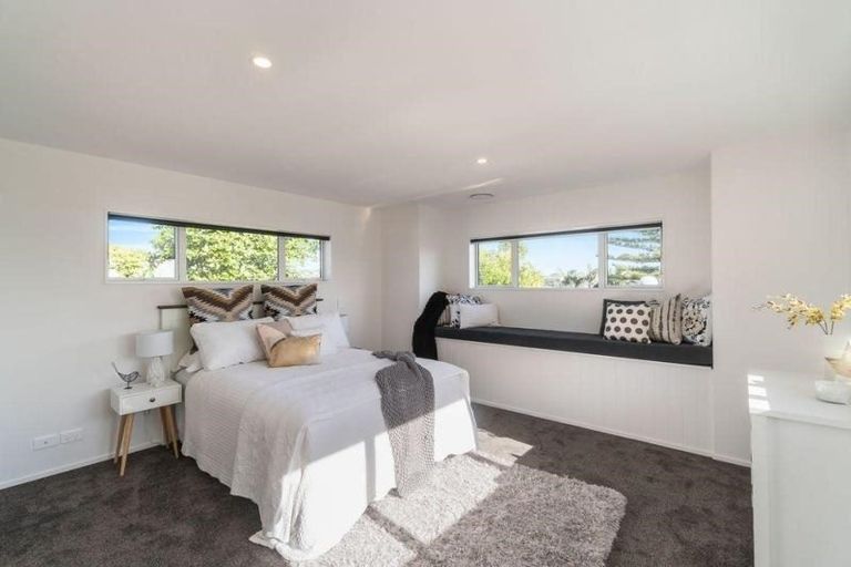 Photo of property in 31a Dawnhaven Drive, Te Atatu Peninsula, Auckland, 0610