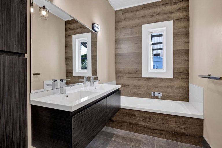 Photo of property in 120 Manawapou Road, Hawera, 4610