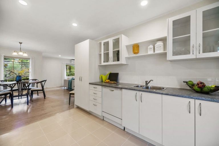 Photo of property in 3 Marbella Drive, Massey, Auckland, 0614