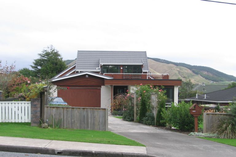 Photo of property in 4 Kakariki Grove, Waikanae, 5036