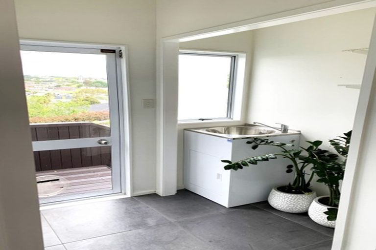 Photo of property in 2 Hanui Place, Massey, Auckland, 0614
