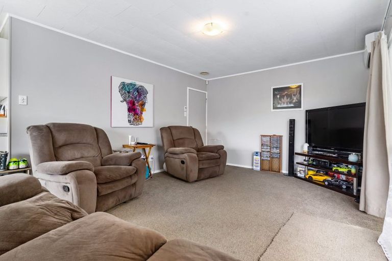 Photo of property in 2/20 Landsdale Place, Massey, Auckland, 0614
