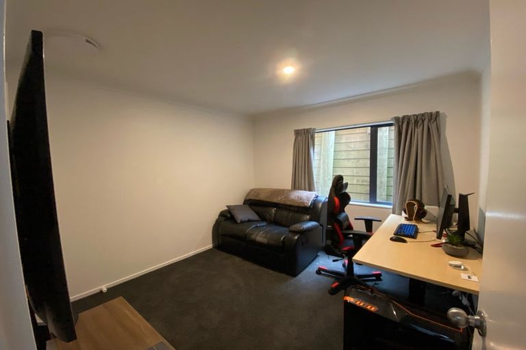 Photo of property in 4a Stella Grove, Newlands, Wellington, 6037