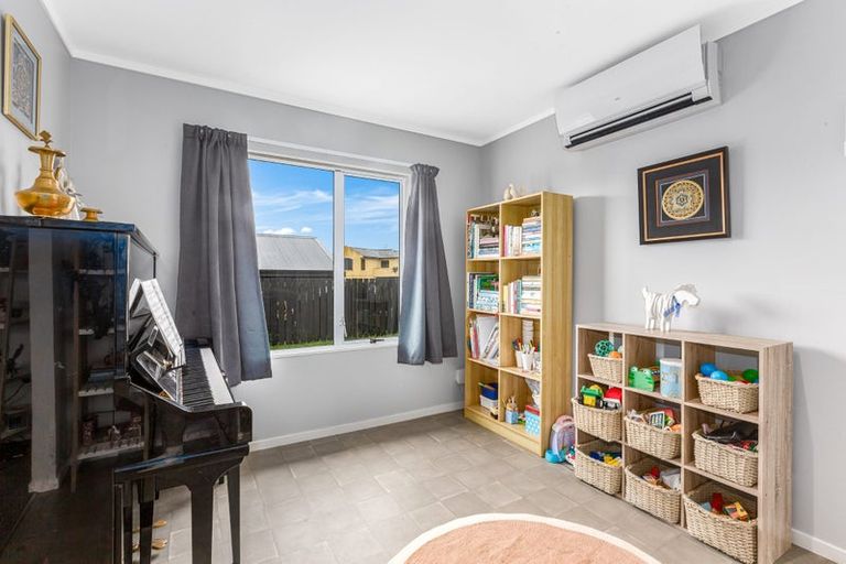 Photo of property in 2 Coventry Close, Ascot Park, Porirua, 5024