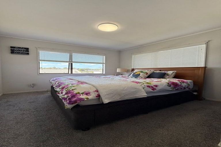 Photo of property in 3/227 Wairau Road, Totara Vale, Auckland, 0627