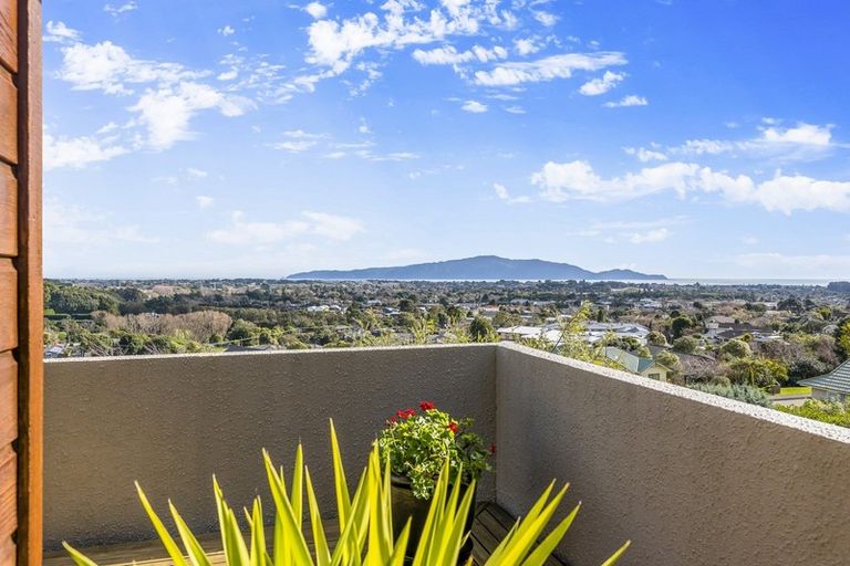 Photo of property in 77 Kakariki Grove, Waikanae, 5036