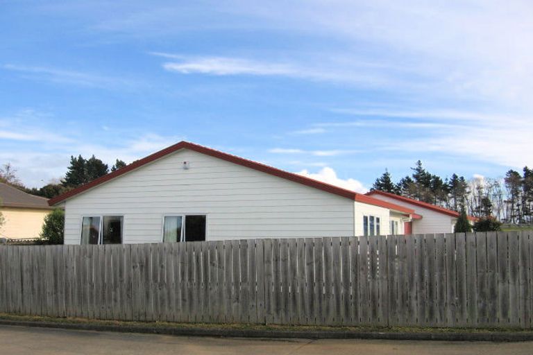 Photo of property in 1/11 Kirklow Place, Goodwood Heights, Auckland, 2105