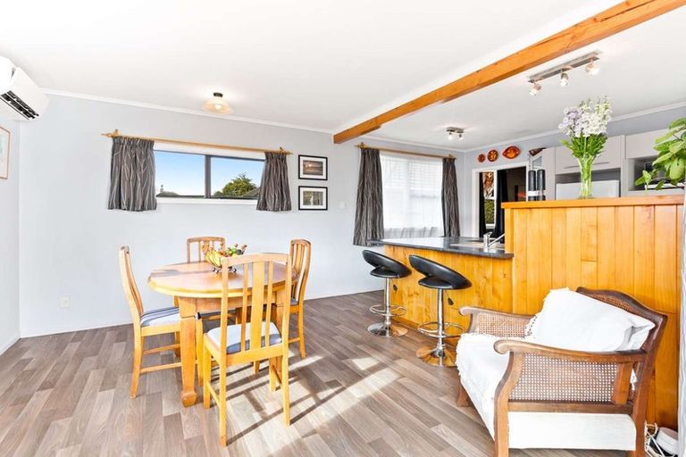 Photo of property in 31 Hereford Street, Te Atatu Peninsula, Auckland, 0610