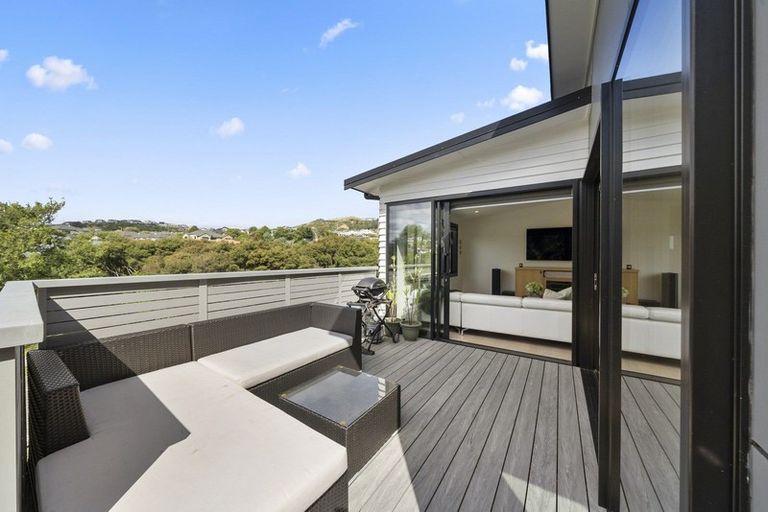 Photo of property in 42 Albatross Close, Whitby, Porirua, 5024