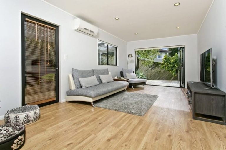 Photo of property in 3/70 Hogans Road, Glenfield, Auckland, 0629