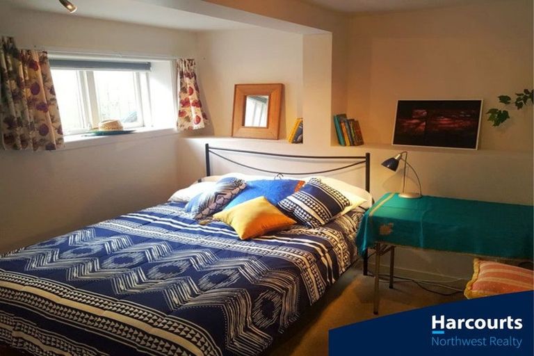 Photo of property in 148 Luckens Road, West Harbour, Auckland, 0618