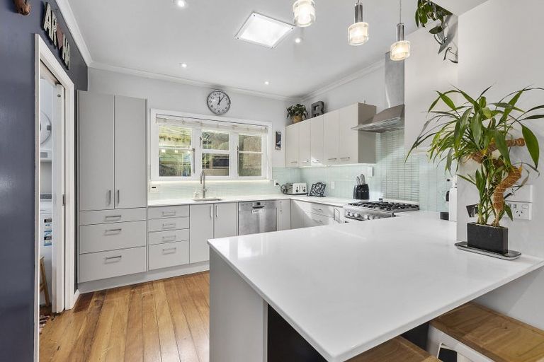 Photo of property in 1 Sydenham Street, Northland, Wellington, 6012