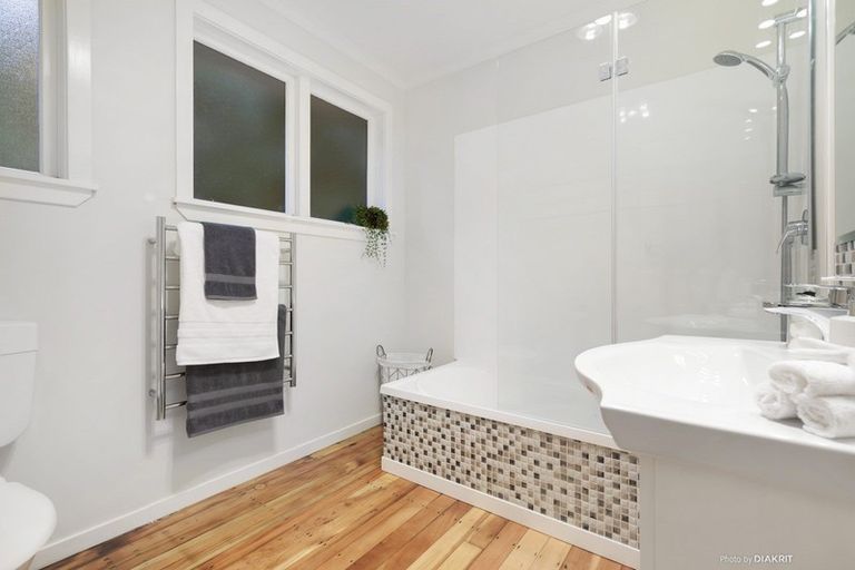 Photo of property in 137 Ruskin Road, Newlands, Wellington, 6037