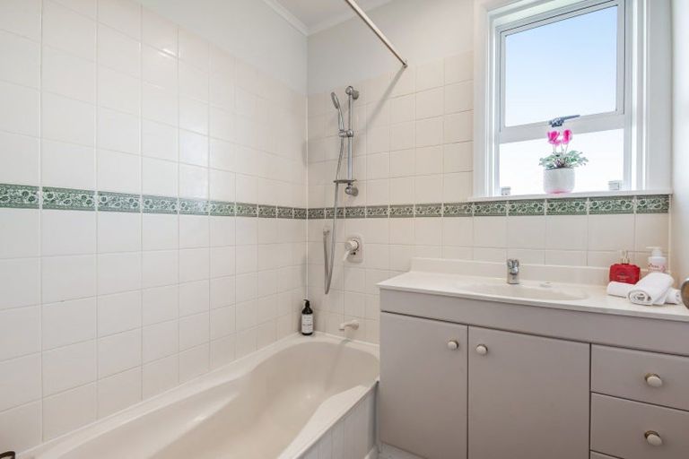 Photo of property in 8a Melandra Road, Stanmore Bay, Whangaparaoa, 0932