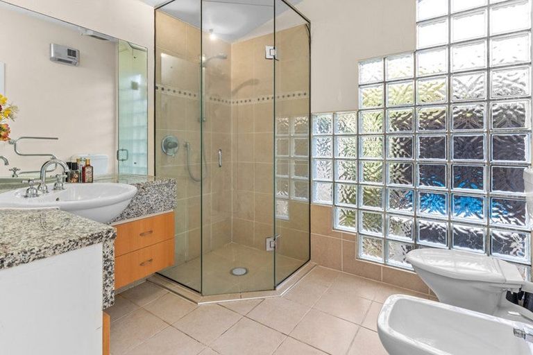 Photo of property in 8 Aikmans Road, Merivale, Christchurch, 8014