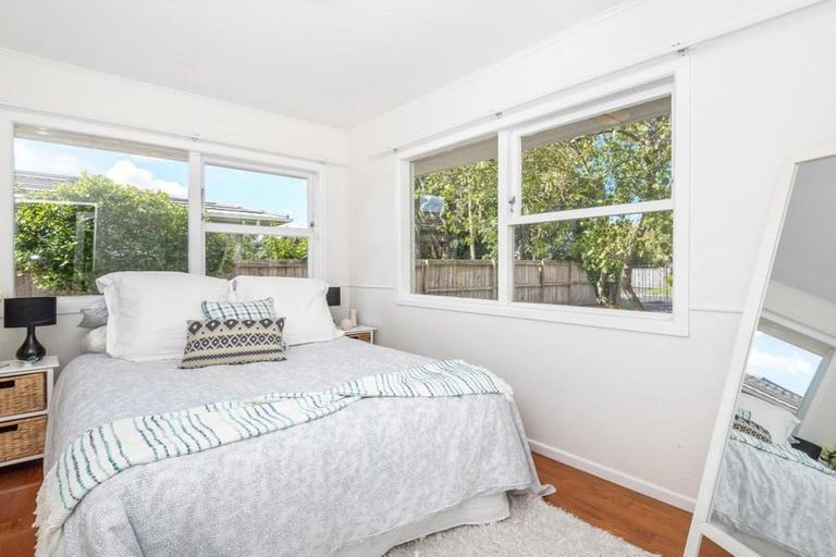 Photo of property in 6 Gill Avenue, Te Atatu Peninsula, Auckland, 0610