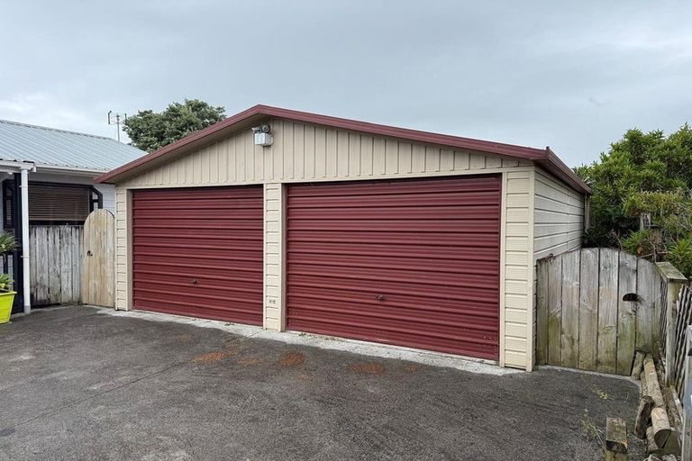 Photo of property in 32 Wai Iti Place, Clendon Park, Auckland, 2103