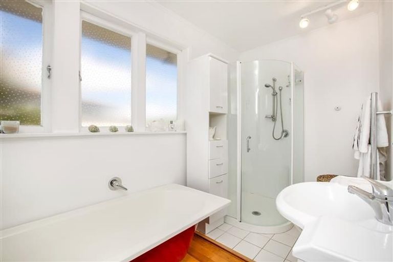 Photo of property in 13 Graham Avenue, Te Atatu Peninsula, Auckland, 0610