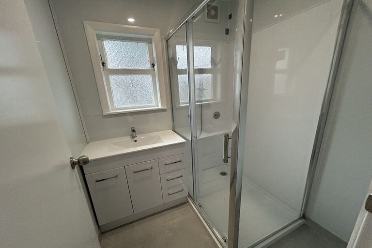 Photo of property in 1/16 Kaponga Crescent, New Lynn, Auckland, 0600