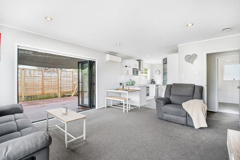 Photo of property in 2/17 Kemp Road, Massey, Auckland, 0614