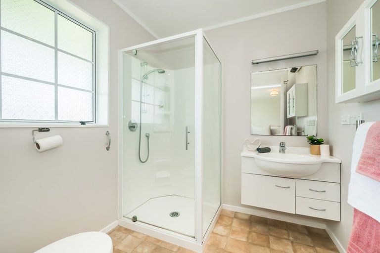 Photo of property in 33 Rewarewa Crescent, Waikanae, 5036