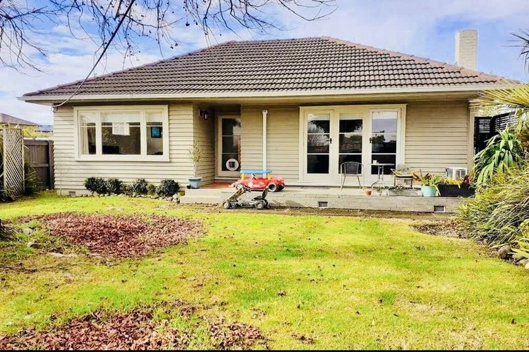 Photo of property in 11 Hikurangi Street, Te Atatu Peninsula, Auckland, 0610