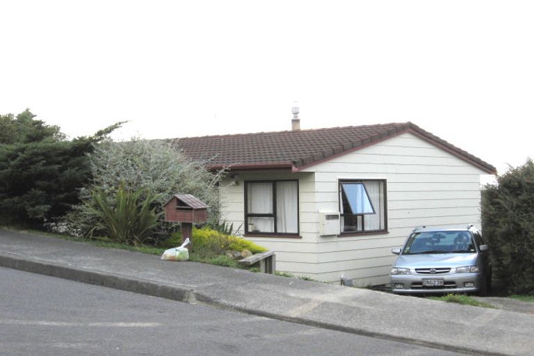 Photo of property in 3 Evesham Place, Newlands, Wellington, 6037