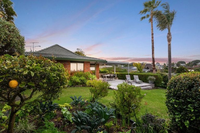 Photo of property in 22 John Dee Crescent, Red Beach, 0932